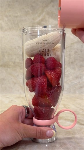 Make a smoothie with me 🍓 #portableblender #smoothierecipe #asmrvlog