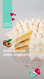 Postre Chajá: Una torta de origen uruguayo que me encanta y a la que esta vez le sumo un toque bien argentino: dulce de leche. Ideal para compartir y lucirte con un clásico de acá y de allá. Postre chajá estilo argentino Preparaciones Merengues Ingredientes 90 gr Claras de huevo (aprox. 3 claras) c/n Jugo de limón (unas gotitas) 100 gr Azúcar blanca común 100 gr Azúcar impalpable (tamizada) Bizcochuelos Ingredientes 6 uni Huevos 180 gr Azúcar 1 cdta Esencia de vainilla 180 gr Harina 0000 (o la m