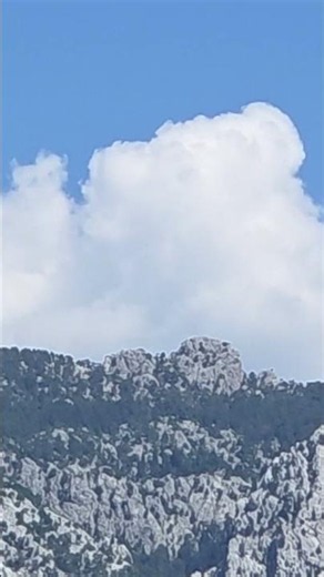 4K Digital Signage] Majestic Mountain Peaks & Clouds for Office Screens