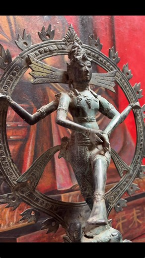🕉️ Dancing Shiva – Der kosmische Tanz der Schöpfung Diese kunstvolle Shiva-Statue aus Bronze zeigt den Gott Shiva als Nataraja, den kosmischen Tänzer. Sein Tanz symbolisiert den ewigen Kreislauf von Schöpfung, Zerstörung und Erneuerung des Universums – ein Sinnbild für Energie, Bewegung und spirituelle Transformation. Shiva vereint Gegensätze: Er ist zugleich Schöpfer und Zerstörer. Das dritte Auge auf seiner Stirn steht für göttliche Erkenntnis und die Kraft des Bewusstseins jenseits der Duali
