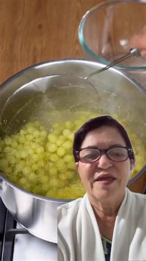 Caridad Rodriguez on Instagram: "Sabías cómo hacer la uva pasa#Uva#Navidad#caridadrodriguez"