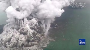 Volcan en Indonésie : une éruption phréatomagmatique en vidéo