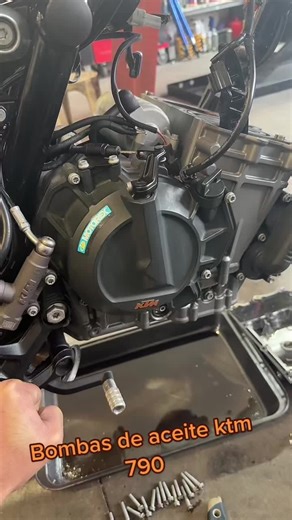 Cambio de bomba de aceite KTM 790: Solucionando problemas