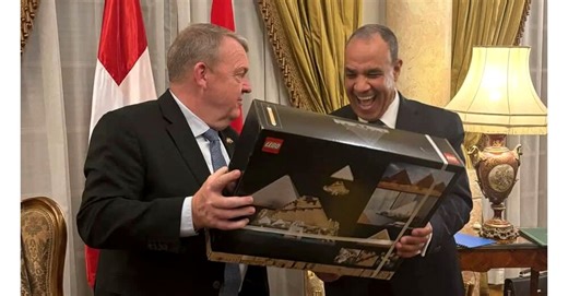 Dänischer Außenminister schenkt dem ägyptischen Kollegen eine LEGO-Pyramide und der freut sich einfach richtig schön