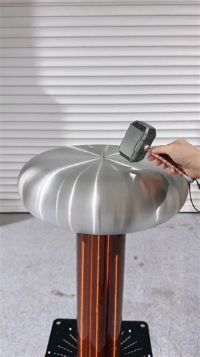 𝗧𝗲𝗰𝗵𝗻𝗼𝗹𝗼𝗴𝘆 | 𝗜𝗻𝗻𝗼𝘃𝗮𝘁𝗶𝗼𝗻| 𝗚𝗮𝗱𝗴𝗲𝘁𝘀 on Instagram: "This is Built with precision components, the Creative Tesla Coil is small enough to fit on a desk yet powerful enough to generate bright electrical arcs and wireless energy effects."