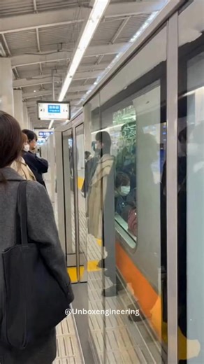 Japanese railway stations are known for their advanced safety systems, including automated platform screen doors that separate passengers from moving trains. Platforms are fitted with glass safety doors Doors open only when the train stops precisely Prevents accidental falls and suicides Reduces crowding-related incidents Improves air control and station cleanliness Integrated with high-precision train stopping systems Widely used in metro and high-speed rail stations Why It Matters: These doors