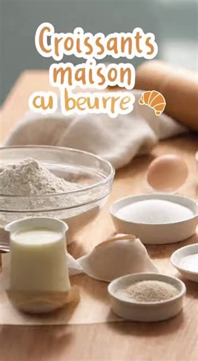 Croissants Maison au Beurre 🍽️ Ingrédients (8 croissants) : 250g de farine 30g de sucre 5g de sel 10g de levure boulangère sèche 125ml de lait tiède 🥛 125g de beurre pour le tourage 🧈 1 œuf pour la dorure 🔪 Instructions : 1️⃣ Mélange farine, sucre, sel, levure, lait → forme une pâte. Laisse reposer 1h. 2️⃣ Étale la pâte, place le beurre au centre, replie comme un portefeuille. 3️⃣ Réalise 3 tours simples (repos 30 min au frais entre chaque). 4️⃣ Étale et découpe des triangles. Roule en forme
