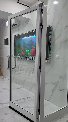 A.G .S Aquatic & Garden Solutions Vieux Samb Un aquarium mural de 2m x 90cm apporte une touche unique et élégante, transformant le mur en paysage sous-marin. Il crée une ambiance apaisante et devient un point focal impressionnant dans la pièce. Sa taille permet d’accueillir une belle variété de poissons et de plant.