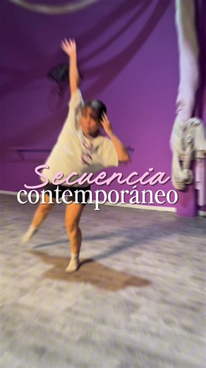 Descubre una nueva forma de moverte a través de la danza contemporánea. ✨ En esta clase de nivel principiante–intermedio trabajamos los principios fundamentales del estilo: conciencia corporal, técnica, fluidez, control, desplazamientos y exploración del movimiento, además de secuencias y coreografías que te permitirán desarrollar tu técnica y expresión corporal. No necesitas experiencia, solo las ganas de aprender, explorar y disfrutar el proceso. 💜 📍 Contemporáneo | **Nivel abierto** 🗓️ Lun