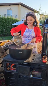 Dragilor, am pregatit o zacusca cu fasole ca la mama acasa,un adevarat deliciu! Din cantitatile de mai jos mi-au iesit 35 de borcane,voi puteti sa injumatatiti daca doriti mai putina. Ingrediente: 5 kg gogosari 2 kg morcovi 2 kg suc de rosii 2 kg ceapa 1,400 kg fasole boabe 800 ml ulei de folarea soarelui Sare dupa gust Piper dupa gust 5 foi de dafin | Anyta Cooking