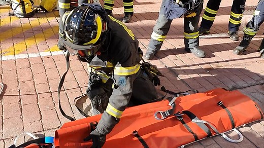 Cuando tenemos que rescatar víctimas en lugares de difícil acceso o estrechos utilizamos la camilla NEST, un dispositivo que permite transportar a un herido en posición horizontal, vertical o inclinada con la mayor garantía y seguridad posible para no agravar sus lesiones, adaptándose a todo tipo de rescates. La nueva camilla NEST presenta una serie de mejoras para conseguir una mejor estabilización así como una mayor comodidad de la víctima. También se ha procurado facilitar nuestra labor con n