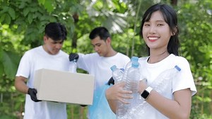 Un groupe de volontaires asiatiques ramasse : vidéo de stock (100 % libre de droit) 1108676119 | Shutterstock