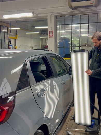 Molti rifarebbero tutta la fiancata. Io no 🤚🏼 Nella maggior parte delle carrozzerie un danno così viene riparato con raddrizzatura e verniciatura della fiancata. In questo caso invece ho utilizzato una tecnica PDR evoluta, che permette di intervenire direttamente sulla lamiera mantenendo la vernice originale dell’auto. Si tratta di una lavorazione che unisce la tecnica levabolli con concetti tipici della battilastra per riportare la lamiera alla sua tensione originale. Ogni danno è diverso e d