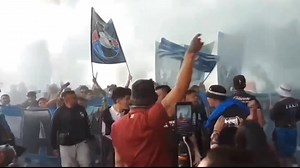 Así llega la Porra de Cruz Azul con todos los cánticos y Banderas. Espectacular | Allexo