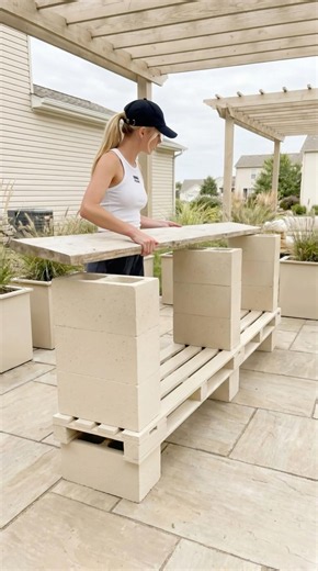 DIY Outdoor Bar With Cinder Blocks and a Pallet