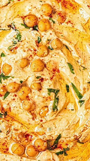 Paulina Cocina - Recetas y eso on Instagram: "Hummus casero en tiempo real 🕐 ¿Qué tenés que hacer? buscar los ingredientes y preparar esta receta junto conmigo, en 3 minutos. INGREDIENTES para el hummus de garbanzos - 1 Lata de garbanzo - 1 Ajo - Limón - Sésamo - Mucho cilantro - Aceite de oliva - Sal - Pimentón (opcional) Elegir una receta de hummus para empezar fué un poco estratégico, porque es una receta muy fácil que tranquilamente podemos hacer en menos de 3 minutos. Un dip de garbanzos q