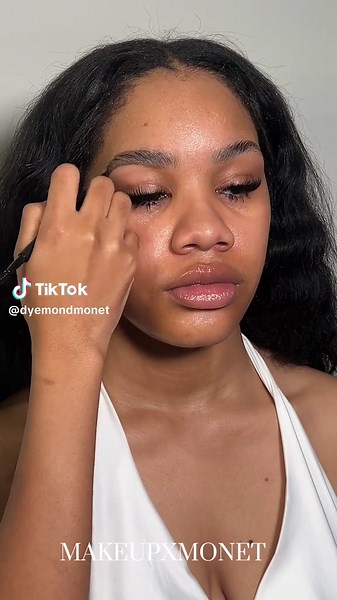 How to Perfectly Shape Your Eyebrows with Concealer