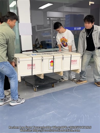 HUGE SURPRISE! Finally got my hands on the first 1/14 D1220 tracked version! My heart was racing when I opened the box – I can’t wait to see this beast in person! 🚜#crane #model #modellife #modeling #rc #machine #rchobby #scalemodel #rccar #rclife