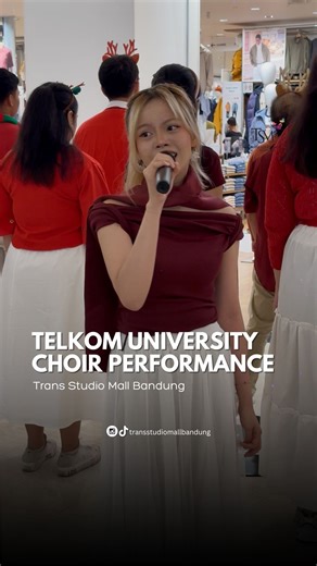 Trans Studio Mall Bandung on Instagram: "Momen menyambut Natal di TSM Bandung terasa lebih hangat dengan penampilan Christmas Carol dari Telkom University Choir (@telkomunivchoir). Penampilan ini dapat disaksikan dalam rangkaian perayaan Natal di TSM Bandung 🎄"