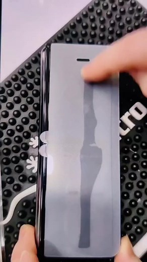 How to Properly Attach a Screen Protector on Foldable Phones