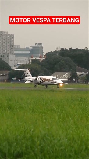 Motor Vespa terbang pesawat Piaggio P180 Avanti take off di Bandara Husein Sastranegara😁 #vespa