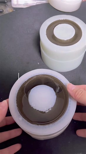 黒色キラキラスマホスタンドのハンドメイド