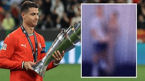 Lamine Yamal se va del campo en premiación de CR7