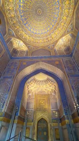 レギスタン広場、ティラカリ・メドレセの礼拝堂。美しさに魅了されます✨