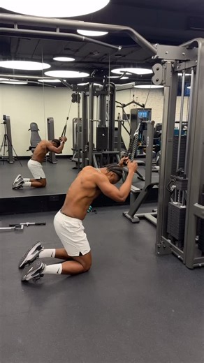 Cjae Junior | Core exercise on cable machine | Instagram