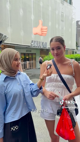 Sunscreen horrors? Oh, they’ve had plenty. 👻 From cakey makeup to ghostly white casts to getting burnt — we hit the streets to hear it all. But after trying Sun Play Skin Aqua’s physical sunscreens? They’ve seen the light — not the white cast. ☀️ Your horror story ends here. #sunplaysg #noscaresallcare #physicalsunscreen #sunscreen #forsensitiveskin