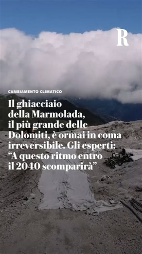 Il ghiacciaio della Marmolada, il più grande delle Dolomiti, è ormai un ghiacciaio in coma irreversibile. Dal 1888 è arretrato di 1.200 metri e con un innalzamento della quota della fronte di 3500 metri. Negli ultimi cinque anni il ghiacciaio ha perso ben 70 ettari di superficie, ossia pari a 98 campi da calcio passando da circa 170 ha del 2019 ai 98 nel 2023. A questo ritmo entro il 2040 il ghiacciaio della Marmolada non esisterà più. #marmolada #cambiamentoclimatico #dolomiti | la Repubblica