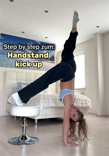 So kannst du deinen Handstand-Kick-up Schritt für Schritt erlernen! 🤸‍♀️ Speichere dir das Video gerne ab und probiere die Übungen direkt aus💪 #calisthenicsgirl #handstand #handstandtutorial #handstandtips #gymgirls
