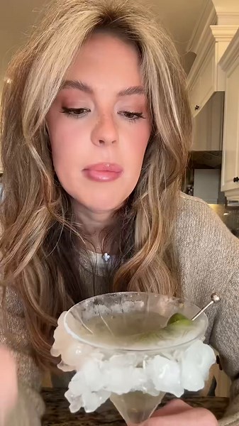 Icy Martini: A Fun Frozen Cocktail Recipe