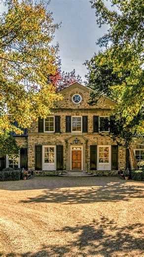 Oakendale Farm | The Pinnacle of Equestrian Elegance Set amidst the iconic Middleburg Hunt Country in The Plains, Virginia, Oakendale Farm stands as a 435-acre masterpiece of architectural heritage and natural splendor. Designed by William Lawrence Bottomley and built in 1938, this Colonial Revival stone manor commands panoramic views from the Bull Run to the Blue Ridge Mountains. Wide-board walnut flooring, a graceful curved staircase, and formal spaces including a banquet-sized dining room exu