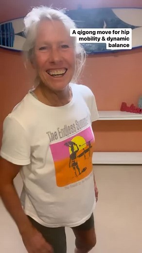 Some hip mobility and dynamic balance from qigong. So helpful to move stagnant energy out of the hips. If you’d like to join my weekly online class and recording just comment below and I’ll send you the link. #qigong #hipmobility #wellbeing #balance #dynamicbalance #movingmeditation #mindfulnessasamartialart #mindfulness #alicemackinnon #innerfitness #gentleexercise | Alice Iona Mackinnon