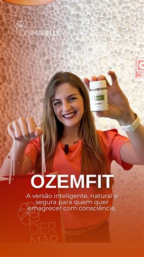 Dermapelle | Farmácia de Manipulação on Instagram: "O segredo do emagrecimento inteligente está aqui e agora, com preço de Black. 🖤✨ ⠀ O OzemFit Dermapelle é a versão natural e segura das famosas canetas emagrecedoras. Um blend exclusivo com Berberina, Feno Grego, Garcinia Cambogia, Psyllium e Glucomannan, que acelera o metabolismo, controla o apetite e promove saciedade real tudo isso sem agulhas e sem drama. ⠀ 💊 Resultados visíveis. 💛 Fórmula natural e científica. 🔥 E só agora, com condiçõ