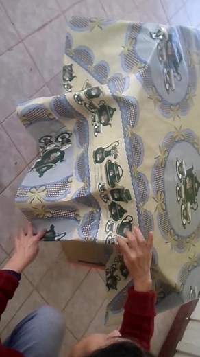 How to Make a Round Tablecloth #roundtablecloth #tablecloth #plastictablecloth #diy #kitchen #easyeasy #home