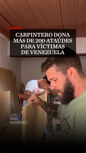 🇻🇪 En medio de la tragedia por los terremotos en Venezuela, el carpintero Guillermo Uzcanga ha donado cerca de 240 ataúdes para las víctimas. Desde su taller en Maracay, trabaja junto a voluntarios para fabricarlos y entregarlos sin costo. Uzcanga explicó que su equipo puede elaborar alrededor de 40 ataúdes al día, siempre que el suministro eléctrico lo permita. Además, hizo un llamado para recibir donaciones de materiales y continuar apoyando a quienes lo necesitan. El saldo oficial de los te