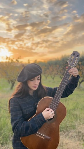 Y si acompañamos este frío con una hermosa zamba?? 🍁 “Recordándote” - Alfredo Zitarrosa Siempre acompañada por @raidistas 🖤 @folclore_nomas #folclorenomas #mujeresfolcloristas #folcloreuruguayo | Lucía Chappe