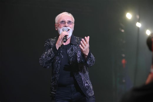 DINO MERLIN STIGAO U ARENU NA TREĆI KONCERT! Društvo mu pravi POZNATA PEVAČICA, ne skida osmeh sa lica! (FOTO)