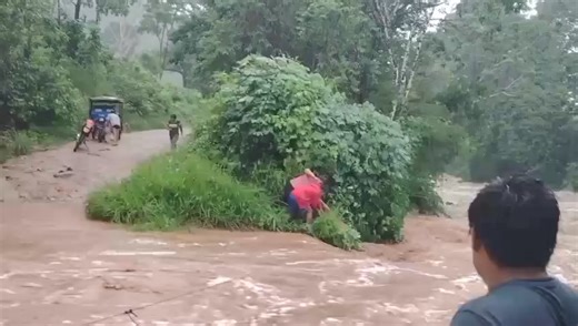 PERÚ: INGENIERO DEL PROGRAMA JUNTOS ES RESCATADO INCONSCIENTE CUANDO ERA ARRASTRADO POR RÍO Un grave incidente se registró en el sector Vista Alegre, como consecuencia de la crecida de las quebradas debido a las recientes precipitaciones. El Ingeniero Juan Jaramillo, quien forma parte del equipo del Programa Juntos, fue arrastrado por la fuerza de la quebrada Ayuman, cerca de Vista Alegre (San Martín)mientras retornaba de la localidad de Paraíso. Gracias a la rápida acción y el esfuerzo coordina