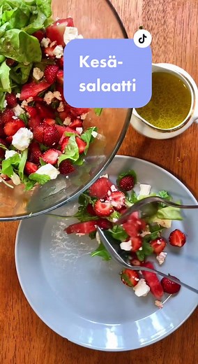 Kesäsalaatti mansikasta, vesimelonista ja fetasta 😋🍓 #salaatti #resepti #reseptitok #mansikka #kasvisruoka #salaattikastike #ruoka