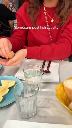 After enjoying a delicious Moroccan seafood meal, the tradition isn’t complete without a squeeze of fresh lemon to cleanse your hands and get rid of the ocean’s scent! A simple yet authentic Moroccan ritual that adds to the charm of the experience. Whether you're savoring fresh fish in Essaouira, Agadir, or a traditional Marrakech eatery, this little touch reflects Moroccan hospitality and culture! Have you ever tried this Moroccan post-fish tradition? Share your experience! Follow Me : @Travel_