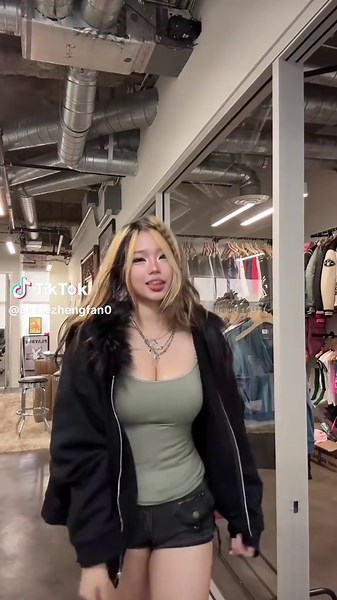 @Annie Zheng is the most beautiful person on earth