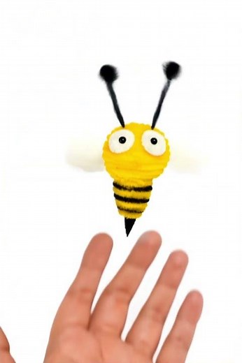 10-Minute DIY Pipe Cleaner Bee Keychain! 🐝 Cute Kawaii Craft