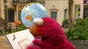Was hilft gegen Langeweile? Ein Buch? Heute ist Welttag des Buches #reisen #lesen #elmo | Sesamstraße