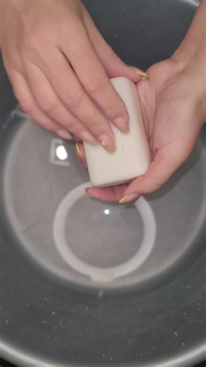 Четвёртый день марафона от @Nata soap=🫧🫧🫧 🧼✨ Сегодня снова банное мыло Shik - уже знакомое, но всё равно особенное 🤍 Я уже мылила его раньше, и решила повторить - потому что оно действительно того стоит 💫 Светлый брусок выглядит просто, но в этом есть своя эстетика ✨ Стоит добавить воды - и появляется пышная, мягкая пена ☁️🫧 Она быстро набирается, становится густой и очень приятной на ощупь 🤍 Аромат с нотками берёзовых веточек 🌿 - свежий, банный и очень уютный 🏡✨ Он словно переносит в 