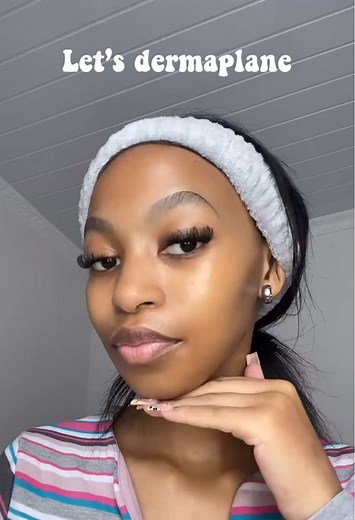 Dermaplaning is a cosmetic procedure that uses a facial razor to gently scrape away the top layer of dead skin cells and fine hairs from the face. It's a form of mechanical exfoliation, leaving skin smoother, brighter, and with a more even tone 💕 #dermaplaning #dermaplane #skincare #exfoliation #mechanicalexfoliation #facialrazors #disposablerazor #asivepayi #skincareroutine #glassskin #glowyskin