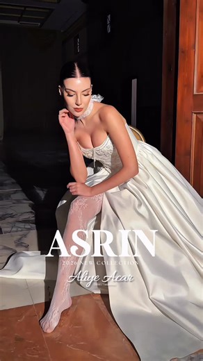 Asrın Moda Evi | Showroom on Instagram: "Zamansız bir zarafetin, modern çizgilerle buluştuğu yeni koleksiyonumuzdan özel bir parça… Dantel detaylarıyla romantizmi, saten dokusuyla asaleti buluşturan bu tasarım; sade bir güzelliğin içinde gizli bir ihtişamı anlatıyor. Vücuda oturan zarif formuyla 2026 sezonunun en çok konuşulacak gelinlerinden biri için tasarlandı. ▌Kiralık | Satılık 📍Asrın Modaevi | Showroom ◼ Saç Tasarım | Make-Up @seckin._.kuafor @ozlemhair_makeup ◼ Video | Edits @eseredemire