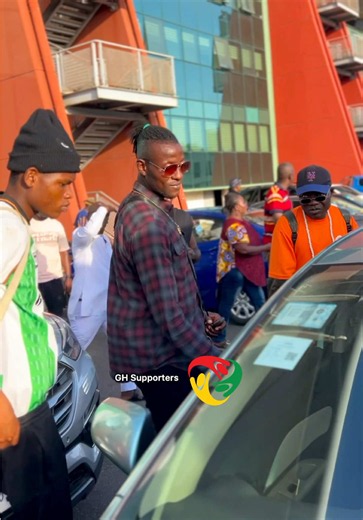 Ghana Black Stars goalkeeper Benjamin Asare was spotted at the Accra Sports Stadium alongside Ghana Football Association President Kurt Okraku. 🇬🇭🧤 #fyp #ghanatiktok🇬🇭 #sportsontiktok #africanfootball #blackstars